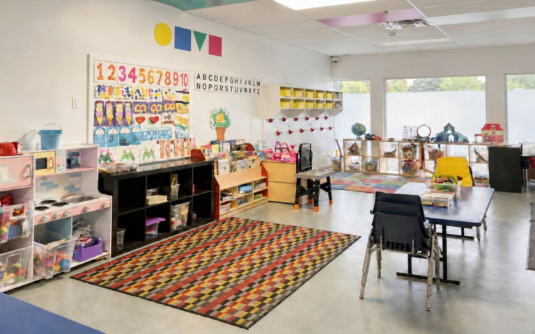 Clever 3&UP classroom interior with play areas, books and an activity table